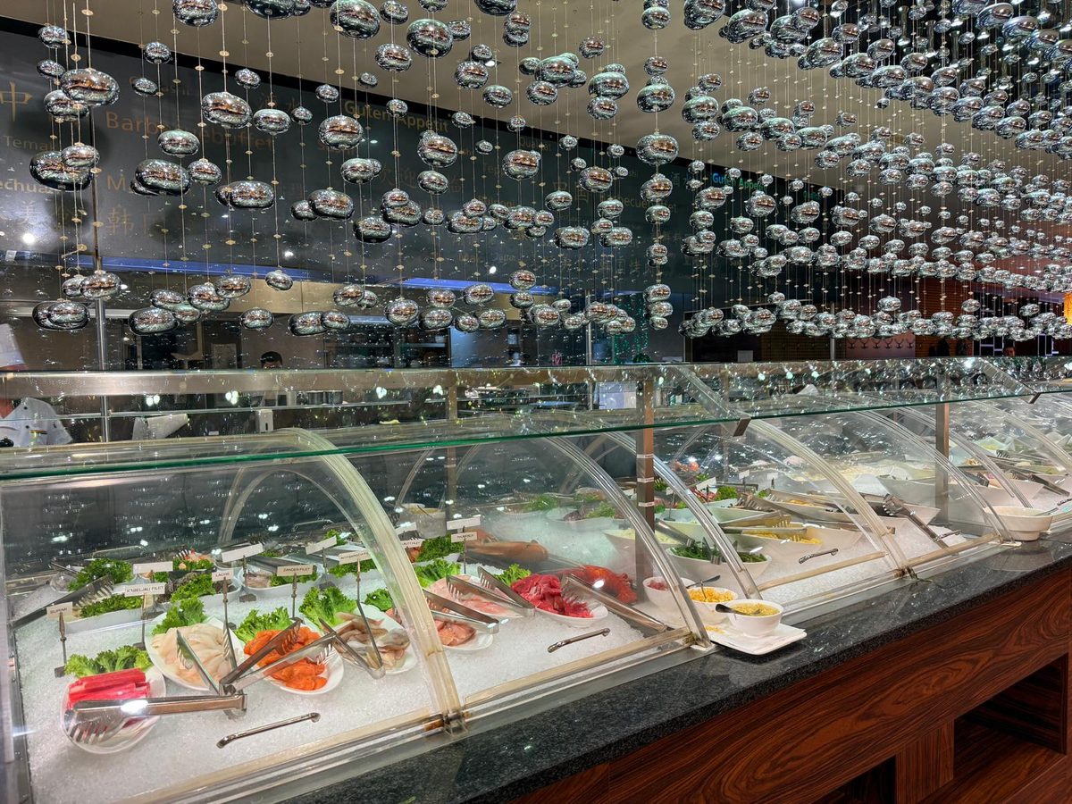 Frische Sushi-Bar mit Meeresfrüchten am Buffet